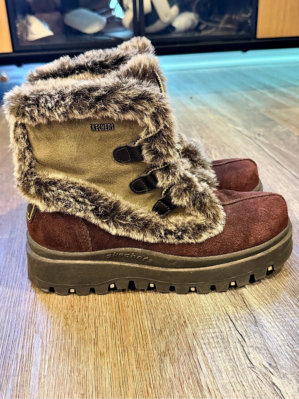 Skechers Outdoor Fur-Lined Leather Winter Boots US 8